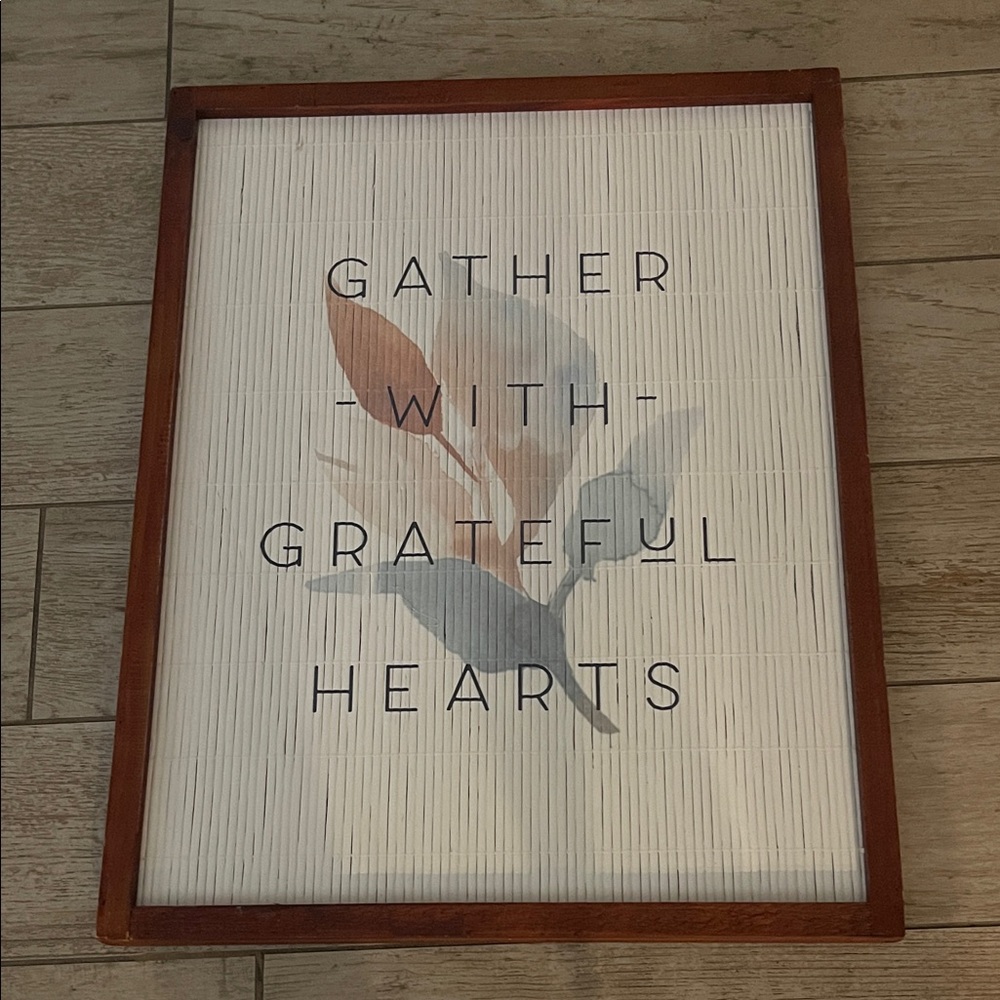 Fall Wall Decor With "Grateful" Message
